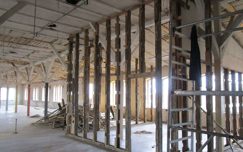 3. Obergeschoss im Bauzustand, zu sehen ist in einem großen Raum  die Tragwand aus Holzbalken und -Stützen