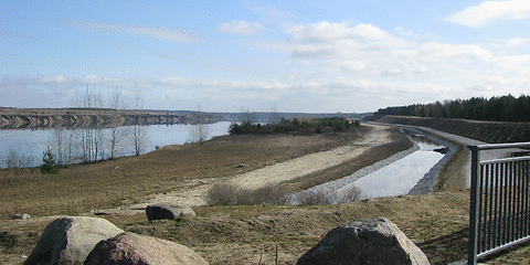 Links der westliche Klinger See, parallel dazu rechts das neue mit Wasser gefüllte Zulaufbauwerk - der Einlauf ist in der Mitte des Sees im Süden.