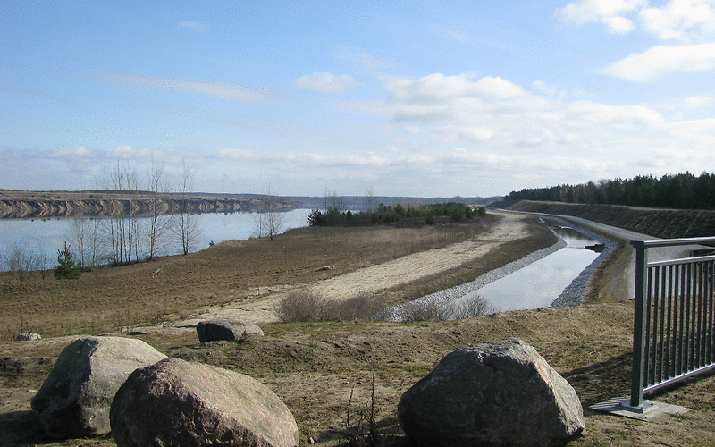 Links der westliche Klinger See, parallel dazu rechts das neue mit Wasser gefüllte Zulaufbauwerk - der Einlauf ist in der Mitte des Sees im Süden.