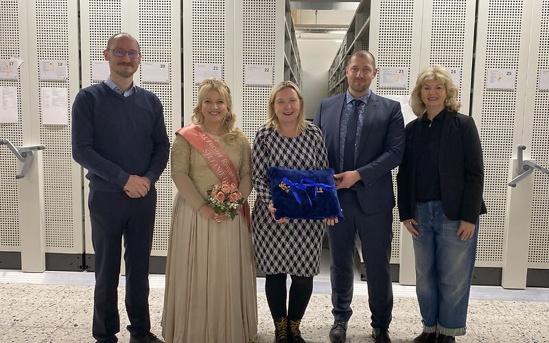 Bürgermeisterin Simone Taubenek hält den Schlüssel zum Archiv auf einem blauen Kissen, neben ihr stehen die Rosenkönigin, Archivleiter Herr Knopp, ein Vertreter der FWG und Frau Klinke (ehemals Vorstand der FWG).