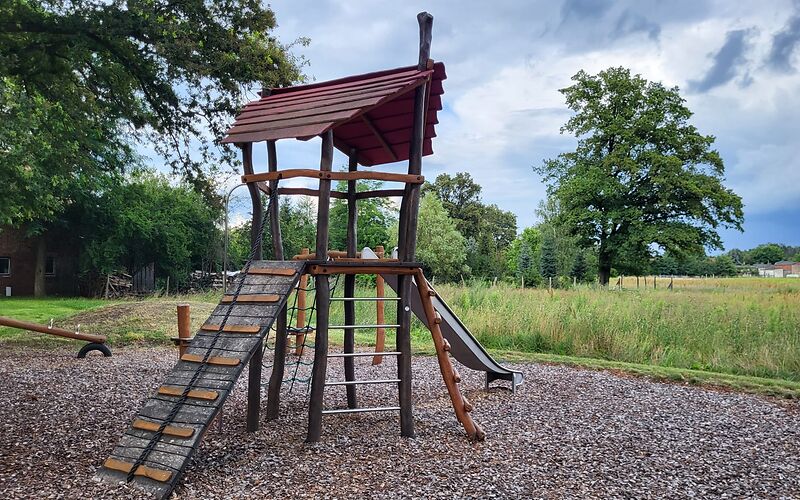 Ein Kletterturm mit 4 verschiedenen Aufstigen (Netz, Schräge, 2 Leitern) und einer Rutsch auf der rechten Seite. 