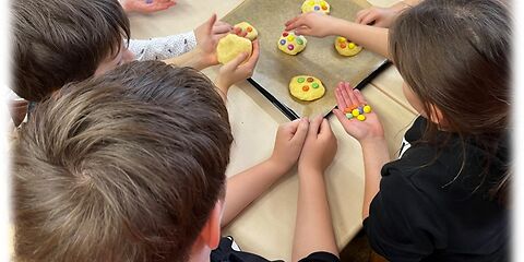 Kinder des Hort Pfiffikus backen Plätzchen 