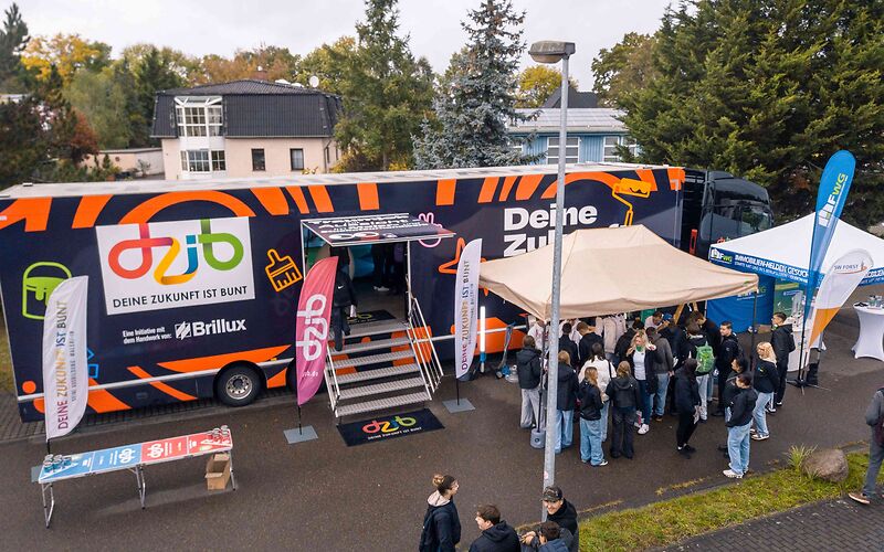 Stand auf dem Tag des offenen Unternehmens: Ein LKW, der durch eine Treppe mittig begehbar ist mit der Aufschrift 