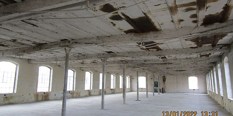 Blick in die Fabriketage, nicht tragenden Wände sind zurück gebaut, die Unterhangdecke ist abgebrochen.