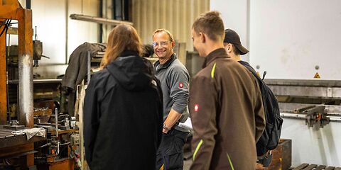Drei Jugendliche bekommen einen Einblick in eine Produktionsstätte.