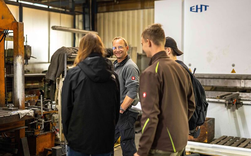 Drei Jugendliche bekommen einen Einblick in eine Produktionsstätte.