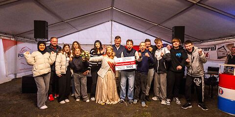 Checkübergabe an die Gewinnerklasse der Verlosung