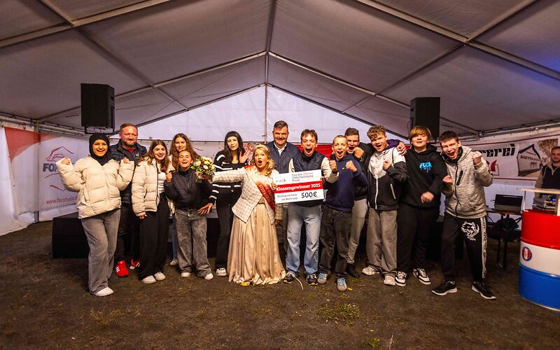 Checkübergabe an die Gewinnerklasse der Verlosung