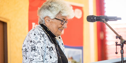 Erna Rita Levy bei ihrer Rede im Rahmen der Gedenkveranstaltung.