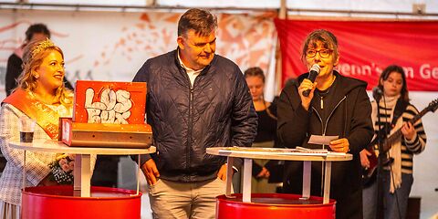 Bekanntgabe des Gewinners der Verlosung.