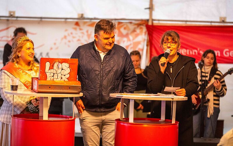 Bekanntgabe des Gewinners der Verlosung.