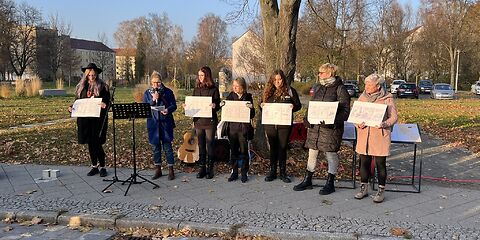 Schülerinnen und Schüler der Gutenberg Oberschule Forst (Lausitz) präsentierten das Projekt der Arbeitsgemeinschaft Stolpersteine und Zeitensprünge. Sie halten ihre Zeichnungen vor sich.