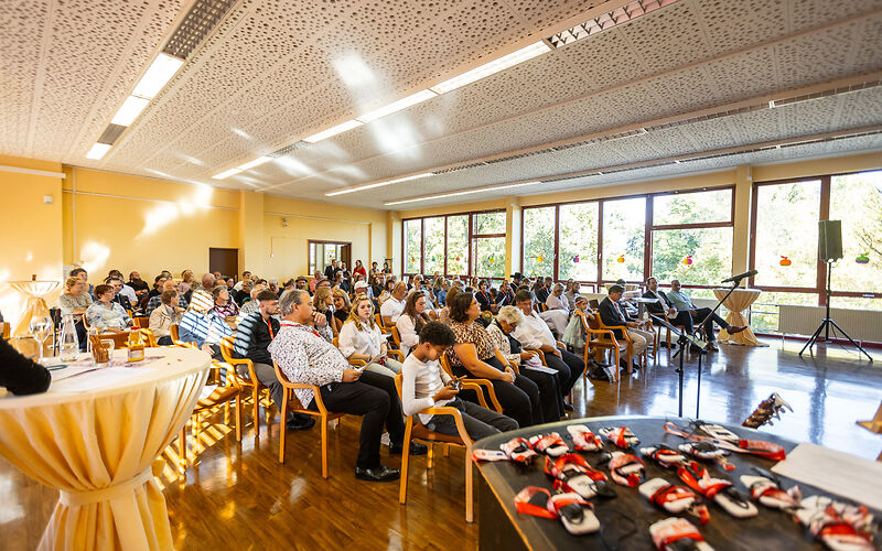 Das Publikum bei der Gedenkveranstaltung in der Aula der Grundschule Forst Mitte.