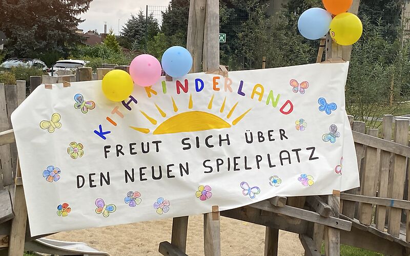 Ein mit bunten Blumen und Schmetterlingen gestaltetes Plakat auf dem 