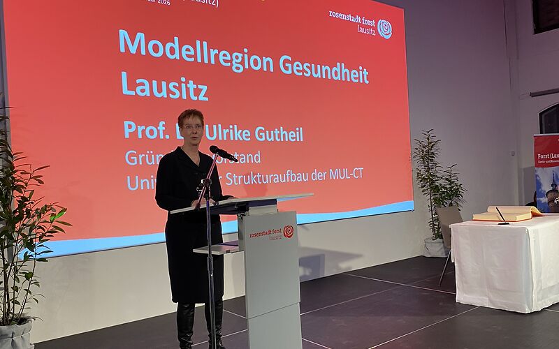Frau Prof. Dr. Gutheil, Vertreterin der Modellregion Gesundheit Lausitz, hält auf der Bühnen einen Vortrag.