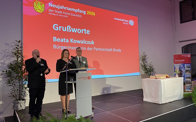 Auf der Bühne steht Beata Kowalczuk, Bürgermeisterin der Partnerstadt Brody.