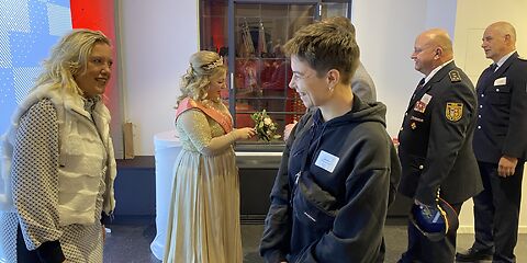 Die Bürgermeisterin und die Rosenkönigin begrüßen die Gäste.