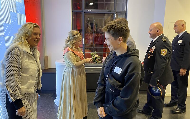 Die Bürgermeisterin und die Rosenkönigin begrüßen die Gäste.