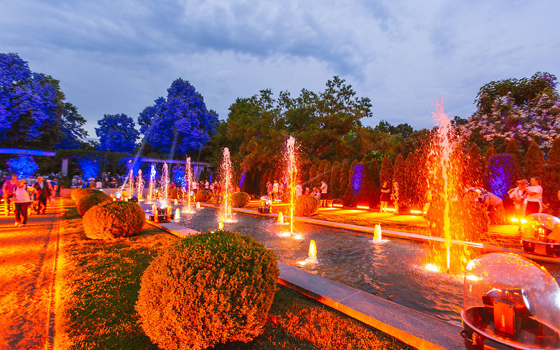 Große Wasserspiele in festlicher Abendstimmung 