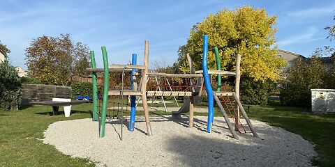 Klettergerüst aus Holz mit einem Aufstieg über ein Seilnetz, mehreren Seilnetzen im oberen Bereich an den Seiten und einem großen Seilnetz am linken Ende