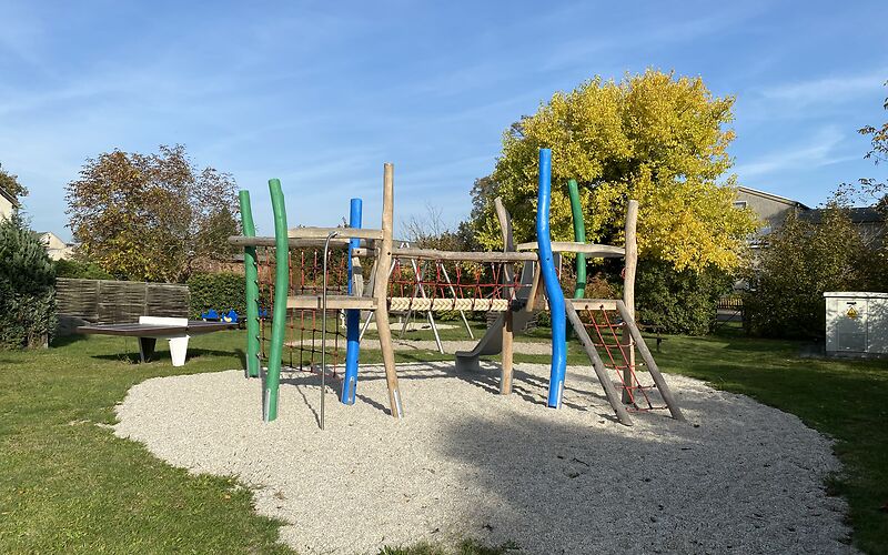 Klettergerüst aus Holz mit einem Aufstieg über ein Seilnetz, mehreren Seilnetzen im oberen Bereich an den Seiten und einem großen Seilnetz am linken Ende