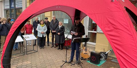 Pfarrer Simon Klaas hält eine Rede.