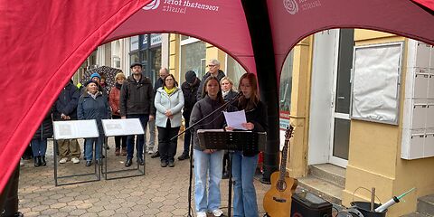 Zwei Schülerinnen tragen die Ergebnisse des Projektes vor.