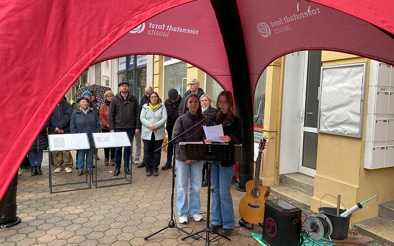 Zwei Schülerinnen tragen die Ergebnisse des Projektes vor.