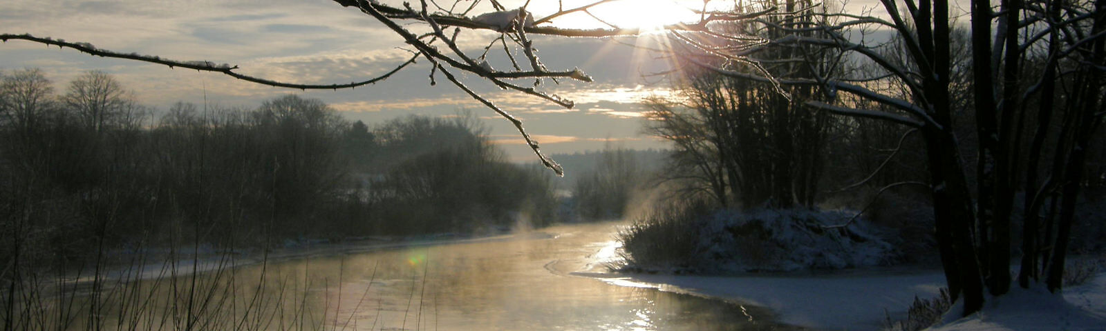 Blick auf die zum Teil vereiste Neiße in der Dämmerung, mystische Stimmung