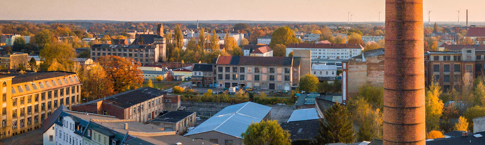 Blick auf die Stadt Forst, rechts im Bild ein Schornstein