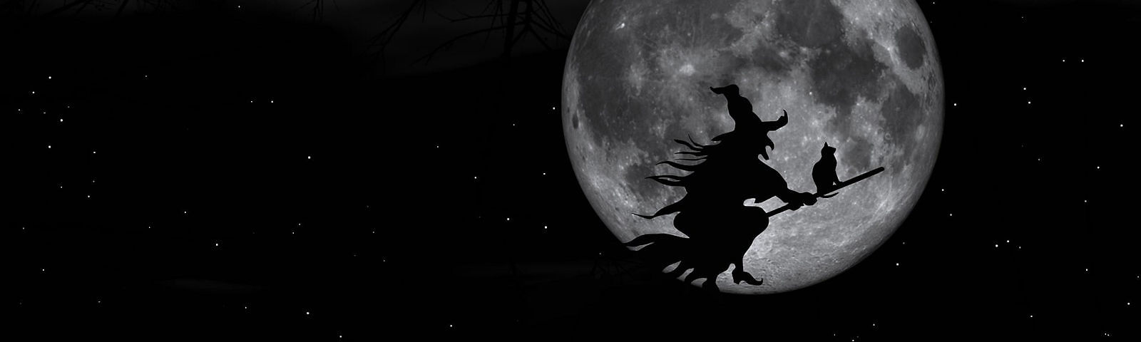 Silhuette einer Hexe und einer Katze auf einem fliegenden Besen vor dem Vollmond bei Nacht.