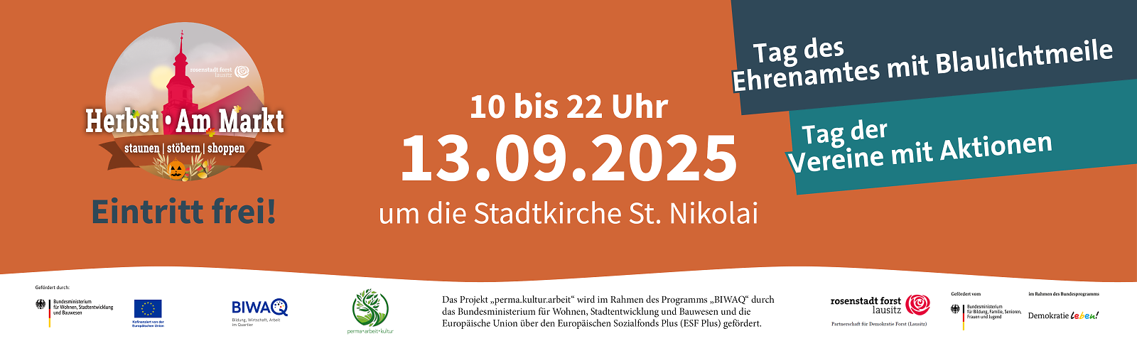 Logo "Herbst am Markt" Text: Eintritt frei, 10 bis 22 Uhr, 13.09.2025 um die Stadtkirche St. Nikolai, Tag des Ehrenamtes mit Blaulichtmeile, Tag der Vereine mit Aktionen, Hinweis auf Förderunng durch das Programm BIWQ mit Logoleiste.