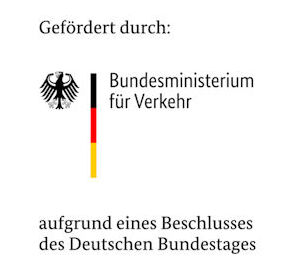 Gefördert durch: Bundesministerium für Verkehr aufgrund eines Beschlusses des Deutschen Bundestages, Mittig links sind der Bundesadler und ein schmaler Streifen in den Farben der Deutschlandflagge abgebildet